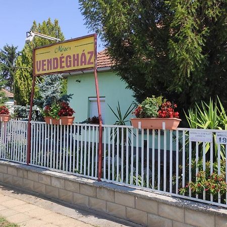 Opusztaszeri Mozes Vendeghaz Hotel Exterior photo