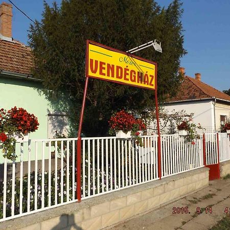 Opusztaszeri Mozes Vendeghaz Hotel Exterior photo