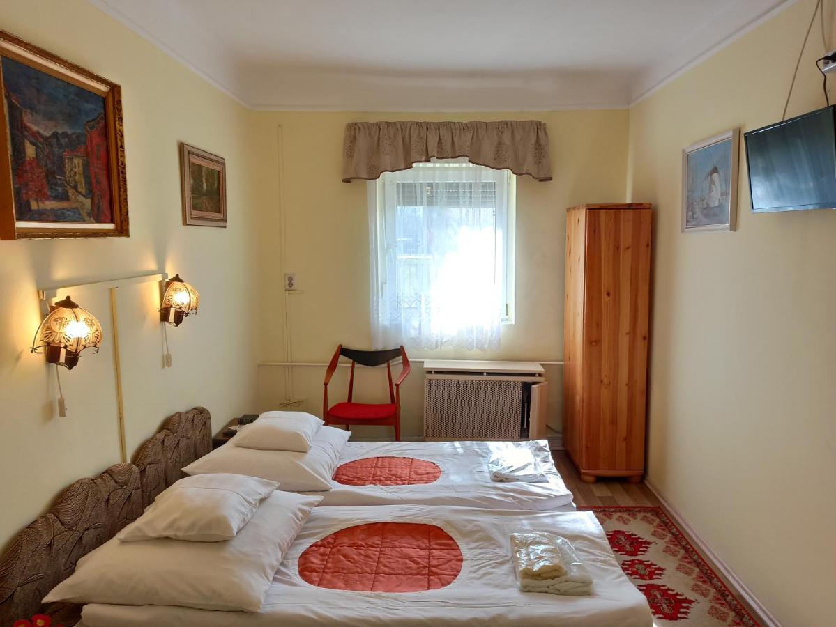 Opusztaszeri Mozes Vendeghaz Hotel Exterior photo