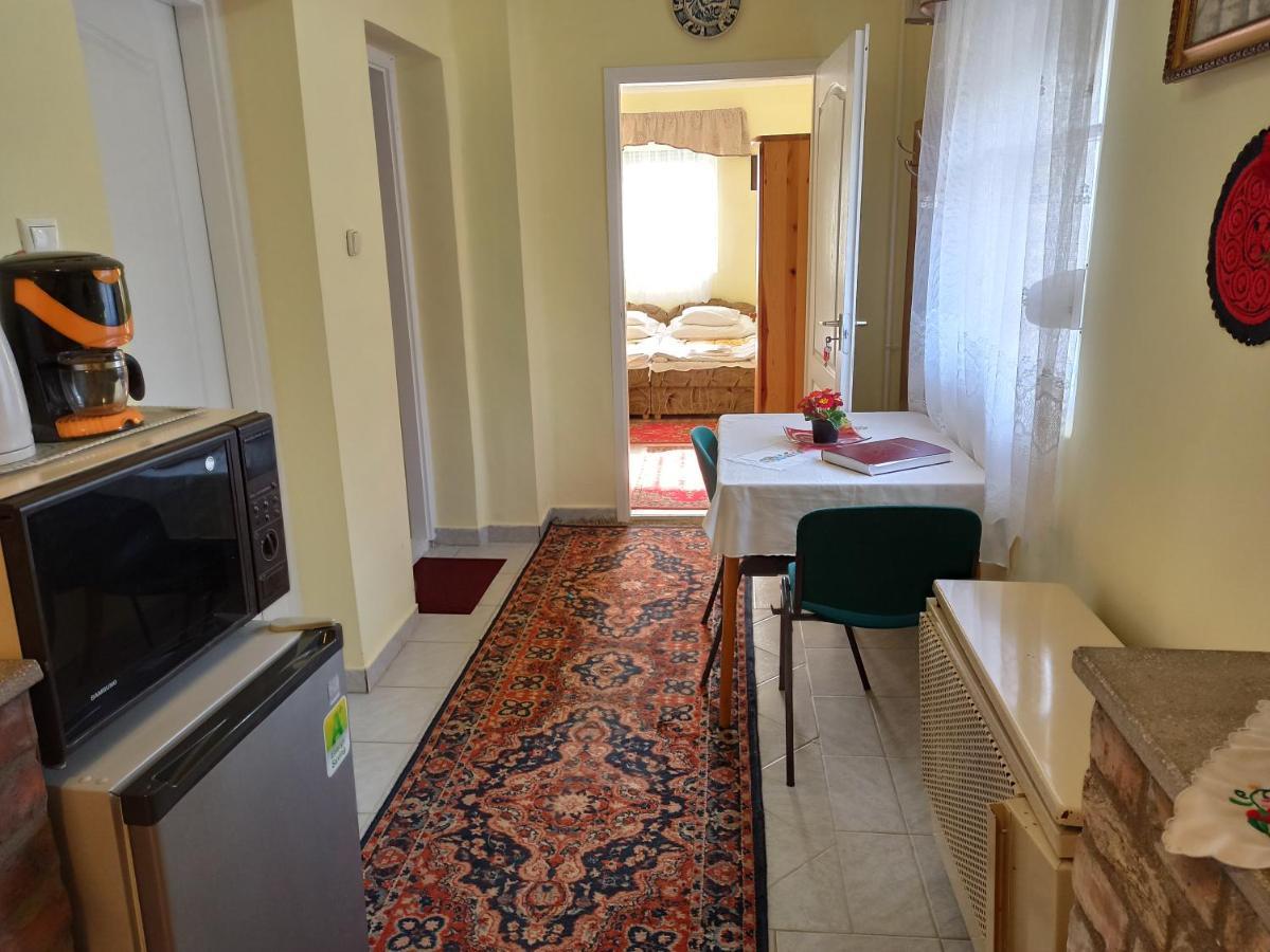 Opusztaszeri Mozes Vendeghaz Hotel Exterior photo