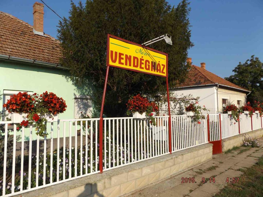Opusztaszeri Mozes Vendeghaz Hotel Exterior photo