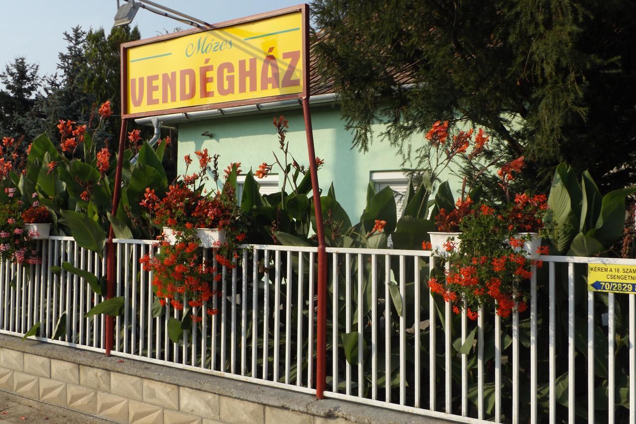 Opusztaszeri Mozes Vendeghaz Hotel Exterior photo